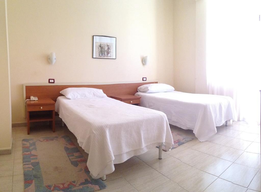 Akropoli Hotel Kryemëdhej Habitación foto